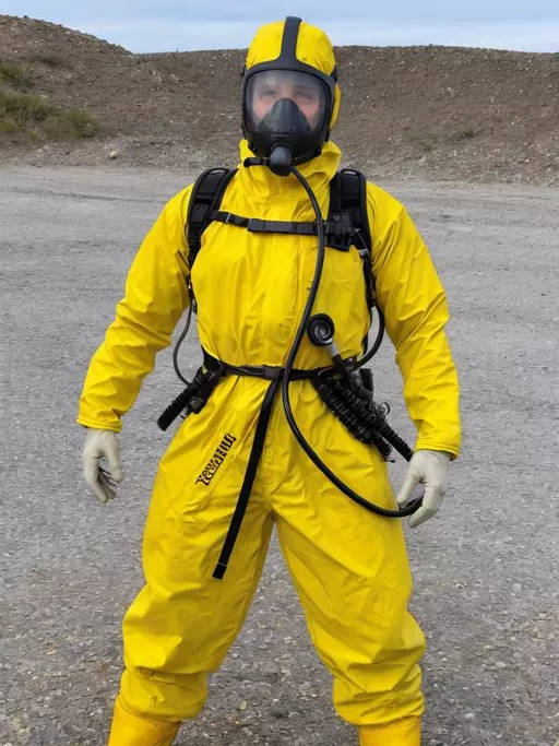 Yellow Hazmat Suit〘style Clothing LoRA〙 - AIEasyPic